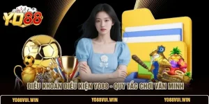 Người chơi đọc điều khoản điều kiện YO88 trên điện thoại trước khi đăng ký tài khoản